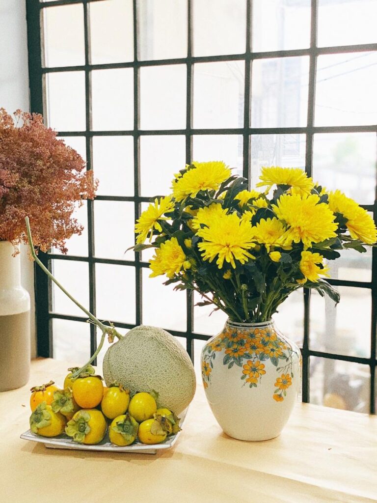 Cách cắm hoa cúc vàng để bàn thờ